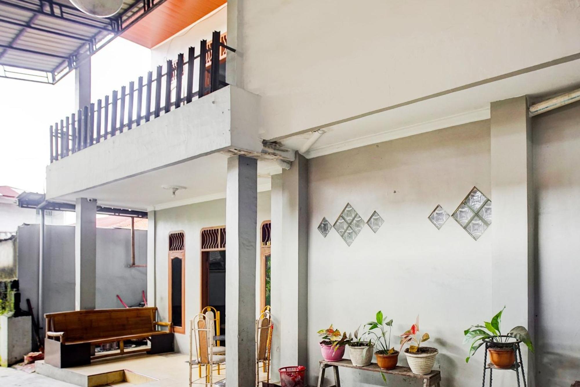 Oyo 93071 Home Stay Kembar Syariah Binjai Exterior photo