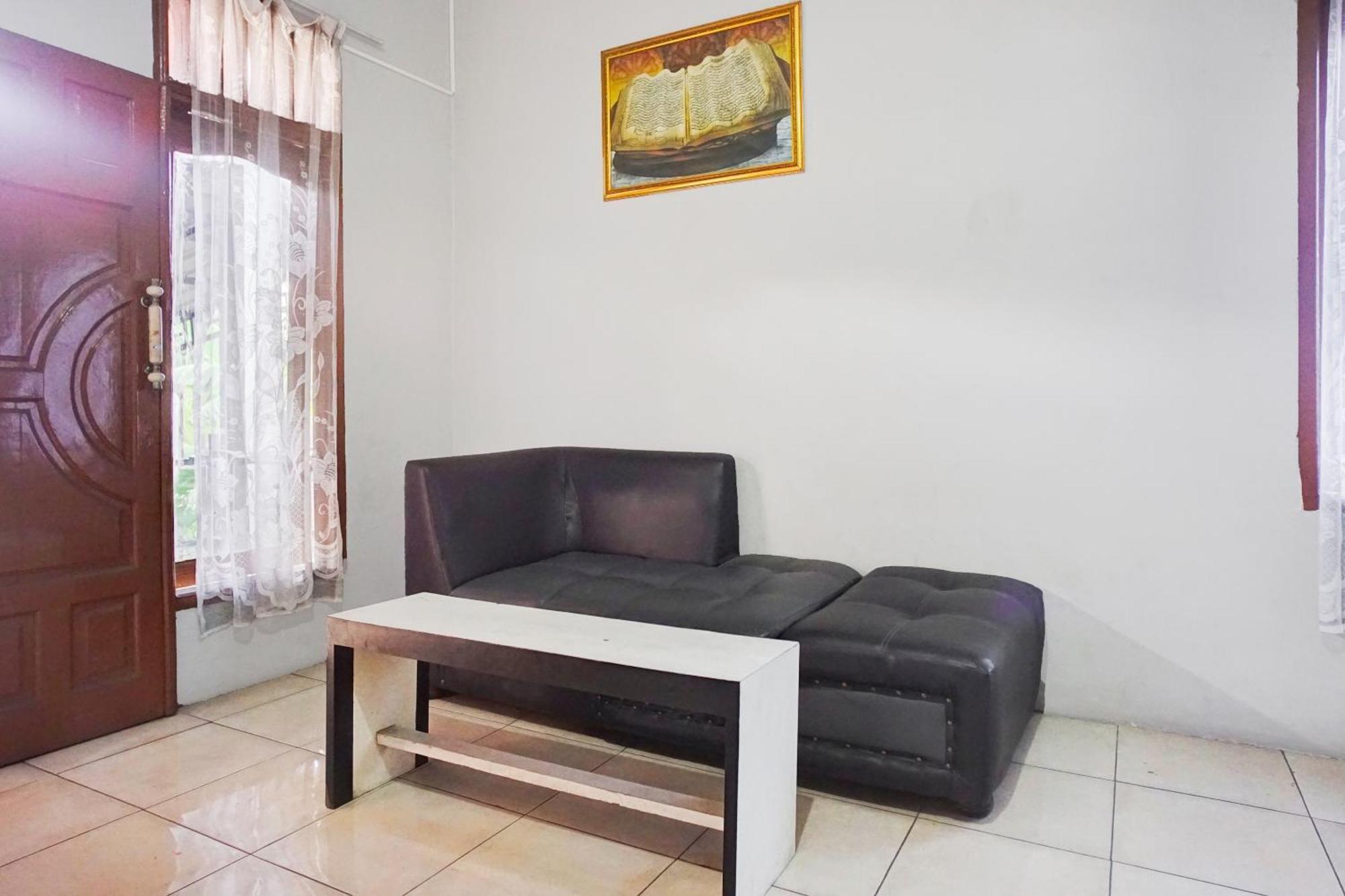 Oyo 93071 Home Stay Kembar Syariah Binjai Exterior photo