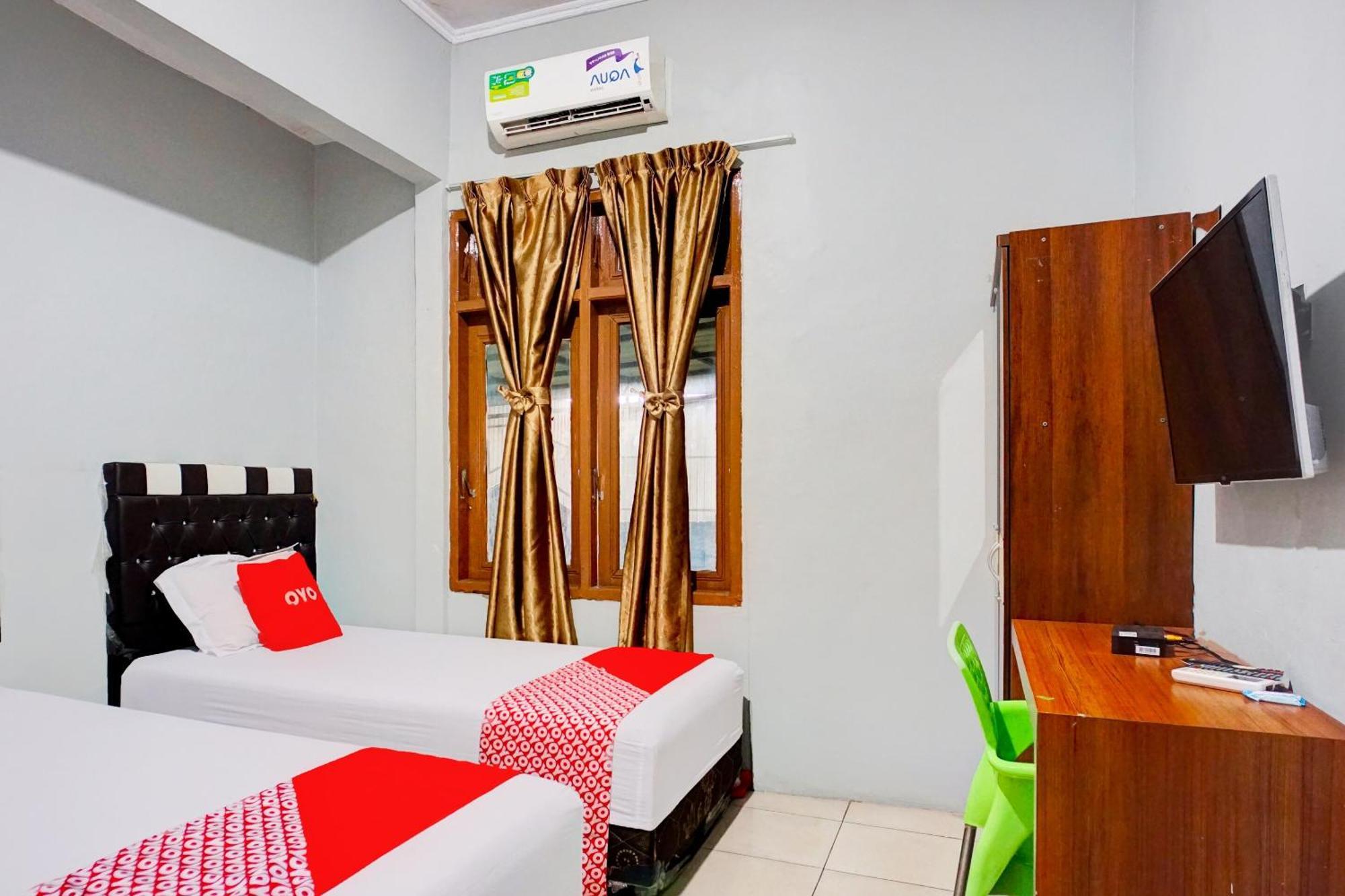 Oyo 93071 Home Stay Kembar Syariah Binjai Exterior photo