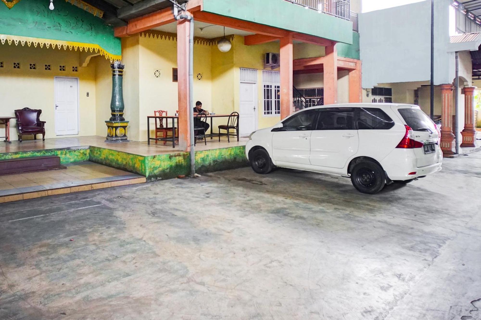 Oyo 93071 Home Stay Kembar Syariah Binjai Exterior photo