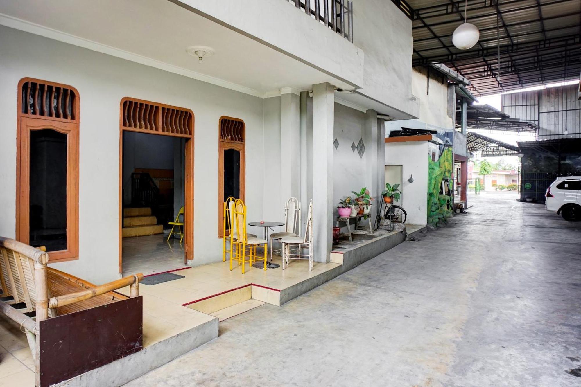 Oyo 93071 Home Stay Kembar Syariah Binjai Exterior photo